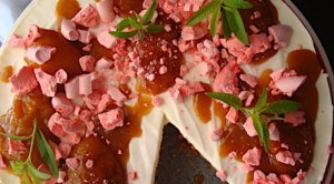 Cheesecake-xoris-psisimo-me-freska-verikoka-saltsa-kai-maregkes-1