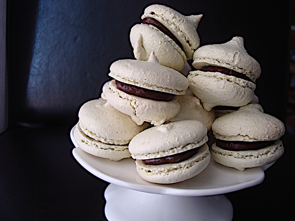 Macaron-me-gemisi-sokolatenia-1