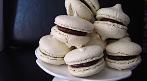 Macaron-me-gemisi-sokolatenia-1