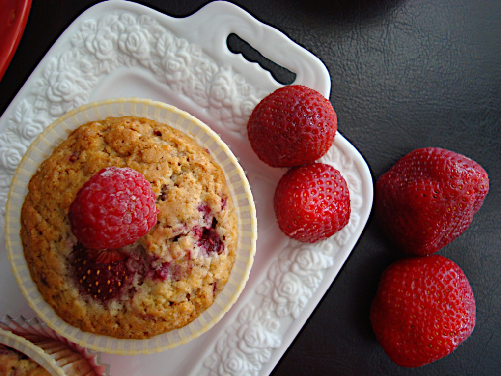 Muffins-me-leuki-sokolata-kai-me-rasberries-1