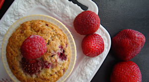 Muffins-me-leuki-sokolata-kai-me-rasberries-1