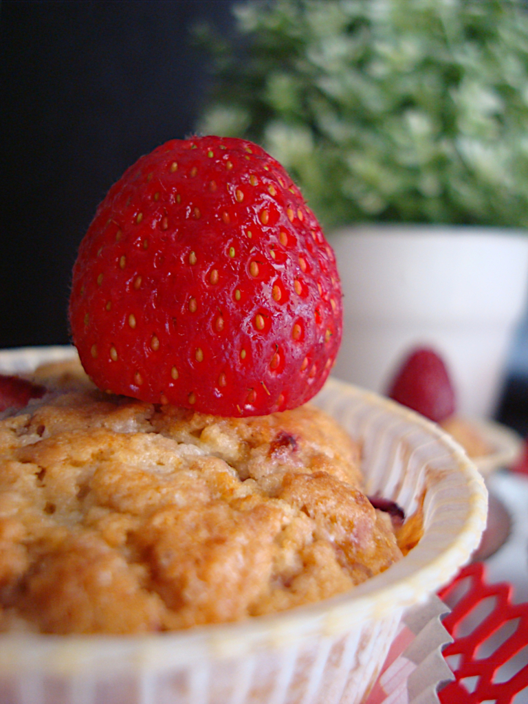Muffins-me-leuki-sokolata-kai-me-rasberries-2