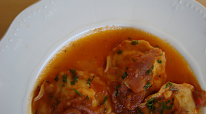 Raviolia-se-saltsa-stifado-gemista-me-kouneli-apo-tin-Tino-1