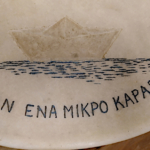 To-estiatorio-itan-ena-mikro-karavi-stin-Tino-1